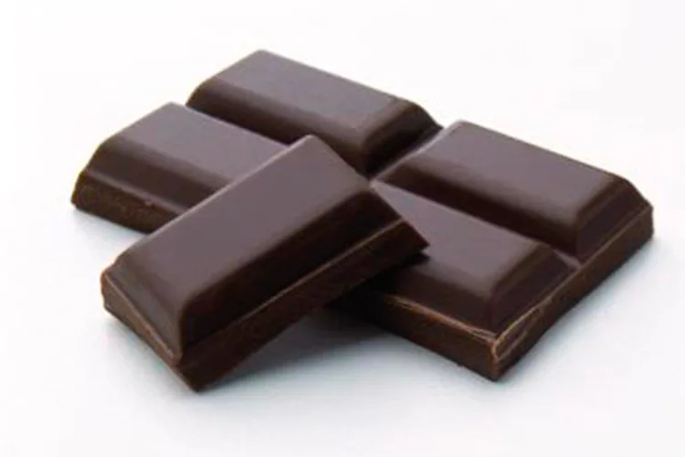 Diversas investigaciones han indicado que el chocolate contiene sustancias químicas que ayudan en la prevención de enfermedades del corazón y hasta de algunos tipos de cáncer. Pero, según un nuevo estudio, es el chocolate amargo extraído directamente del cacao, no el procesado con leche que normalmente se vende en los supermercados, el que tiene mejores propiedades antioxidantes.